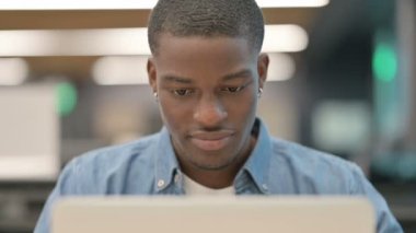 Afro-Amerikan Adam İşyerinde Başparmaklarını Gösteriyor