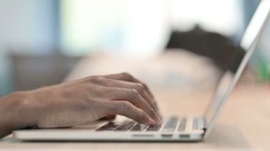 Laptop Klavyesinde Yazan Afrikalı Adamın Elleri