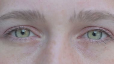 Yanıp sönen Kadın Gözlerinin Kapanışı 