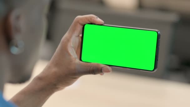 Homme africain Regarder Smartphone avec écran Chroma — Video