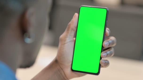 非洲男子使用智能手机与绿色铬键屏幕 — 图库视频影像