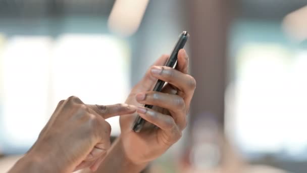 Mãos de homem africano usando Smartphone — Vídeo de Stock