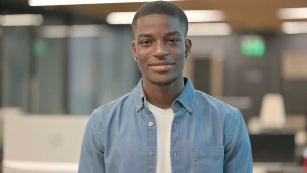 Joven afroamericano mostrando Sí Señal por Shaking Head — Vídeos de Stock