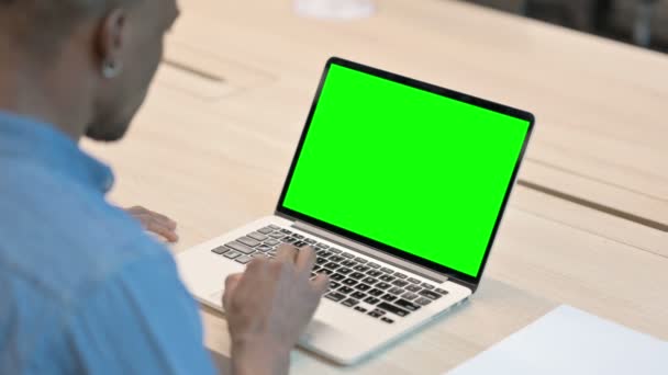 Man met behulp van laptop met groene chroma sleutel scherm — Stockvideo