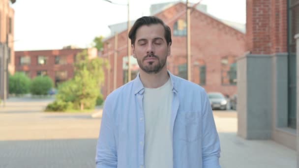 Detailní záběr Man Standing in a Street — Stock video