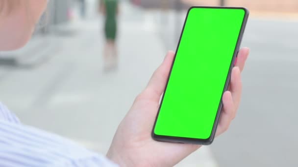 Femme regardant Smartphone avec écran chroma vert — Video