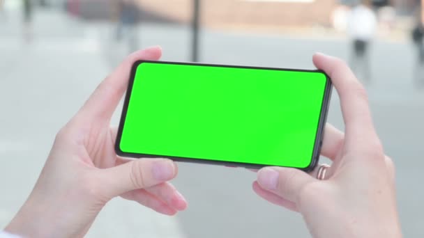 Mulher olhando para Smartphone com tela Chroma verde — Vídeo de Stock