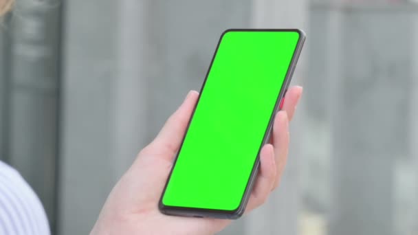 Mulher usando Smartphone com tela Chroma verde — Vídeo de Stock