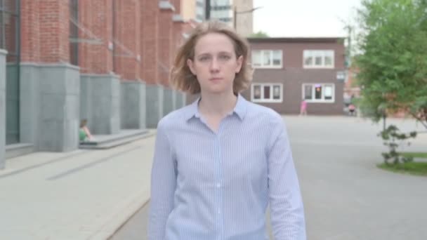街を歩く女のスローモーション — ストック動画