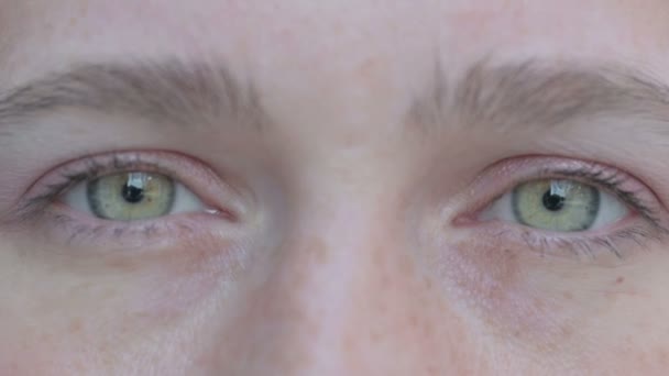 Gros plan des yeux clignotants de la femme — Video