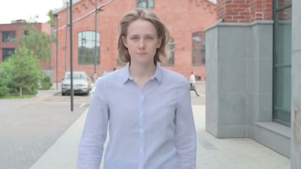 Primer plano de la mujer caminando en la calle, cámara lenta — Vídeos de Stock