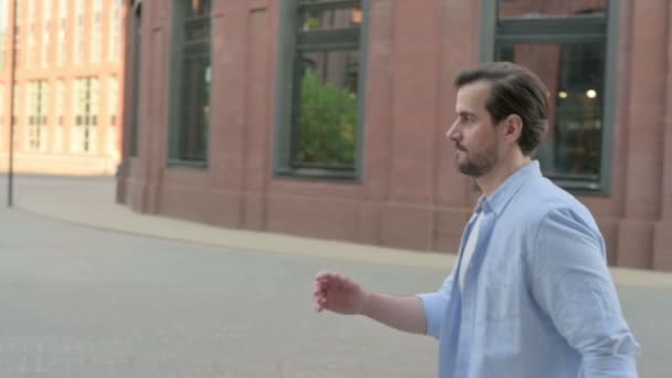 Side Pose of Man Walking in a Street in Pomalý pohyb — Stock video