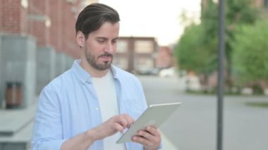 Tablet 'te Kutlanan Adam Dışarıda Dururken