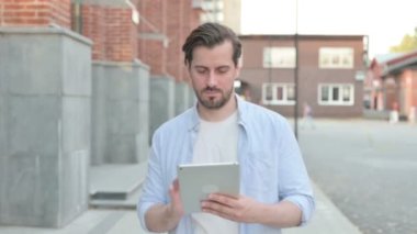 Yavaş Çekimde Sokakta Yürürken Tablet kullanan adam 