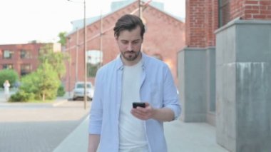 Adam dışarıda telefon kullanırken kızgın hissediyor
