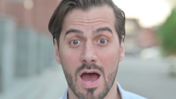 Nahaufnahme eines Mannes mit schockiertem Gesichtsausdruck — Stockvideo