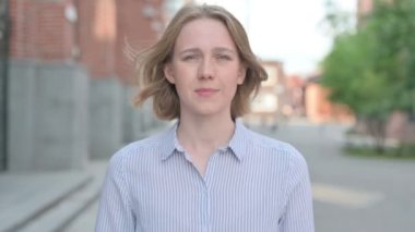 Çekici kadının portresi Çığlık atıyor, bağırıyor 