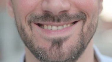 Yaklaş Gülümseyen Erkek Dudakları 