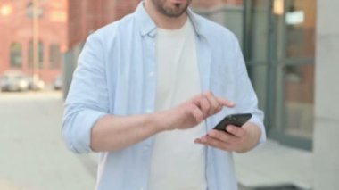 Sokakta yürürken Smartphone kullanan adamı kapat