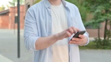 Sokakta yürürken Smartphone kullanan adamı kapat