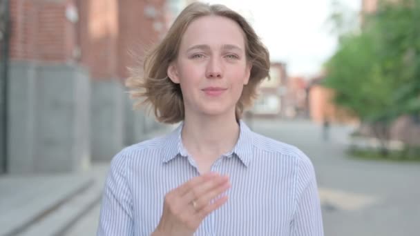 Retrato de mujer dando un beso volador, de pie al aire libre — Vídeo de stock