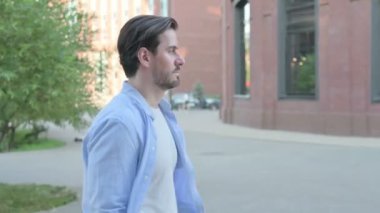 Sokakta Yürüyen Çekici Adam Yan Poz