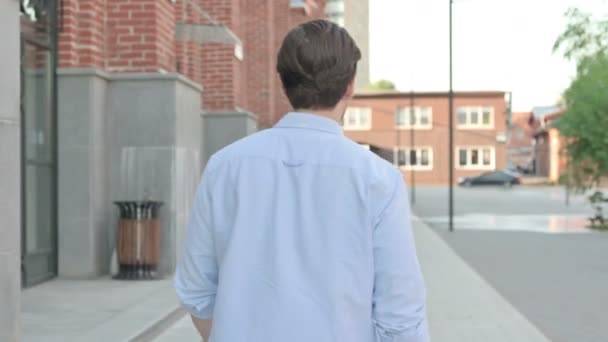 Vista posteriore dell'uomo che cammina in una strada — Video Stock