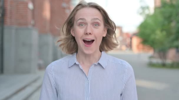 Porträtt av spännande kvinna firar framgång, utomhus — Stockvideo