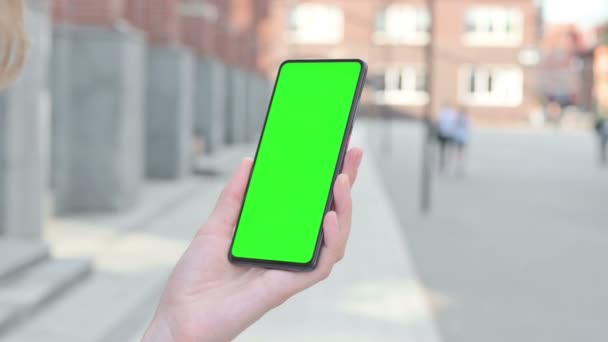 Donna che guarda Smartphone con schermo cromato verde — Video Stock