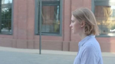 Gezgin Kadın Gezintisi Yan Görünümü