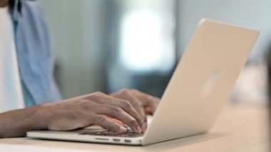 Laptop Klavyesinde Yazan Afrikalı Adamın Elleri