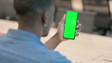 Yeşil Renkli Anahtar Ekranı ile Akıllı Telefon kullanan adam 