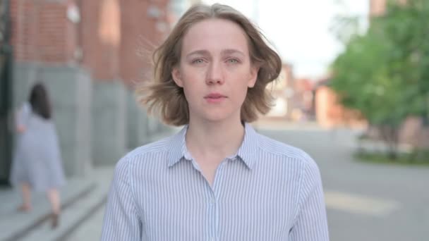 Portret van een vrouw die zich teleurgesteld voelt, geschokt — Stockvideo