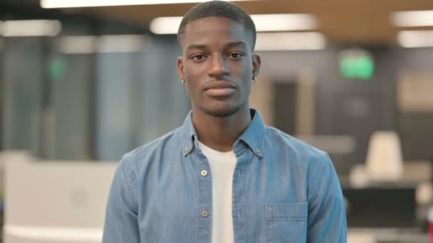Захоплений молодий афроамериканський чоловік святкує успіх — стокове відео