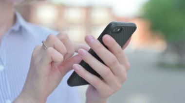 Sokakta Dururken Akıllı Telefon Kullanımını Kapat