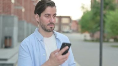 Dışarıda Dururken Telefonda Konuşan Adam