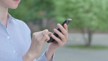 Smartphone Outdoor kullanan Kadının Kapanışı