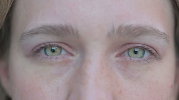 Close-up van knipperende ogen van vrouw — Stockvideo