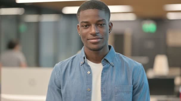 Positiv ung afroamerikansk man visar OK tecken — Stockvideo