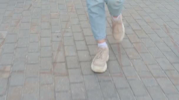 歩く女の足を閉じる — ストック動画