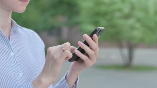 Primer plano de la mujer usando Smartphone al aire libre — Vídeos de Stock
