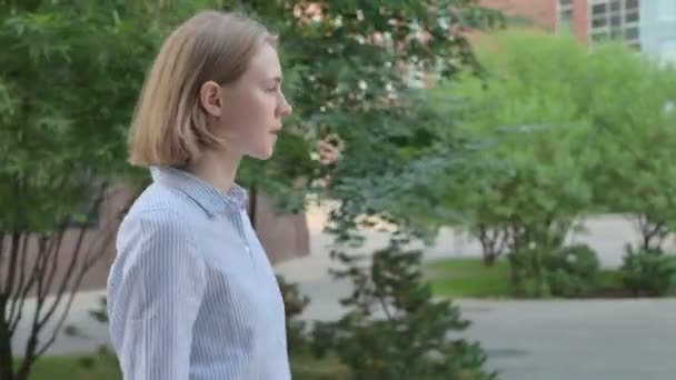 通りを歩く女の側面図 — ストック動画