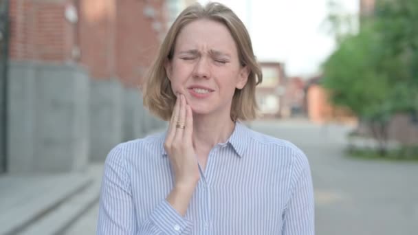 Porträtt av kvinna med tandvärk, hålighet — Stockvideo