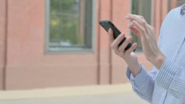 Sokakta yürürken akıllı telefon kullanan kadını kapat