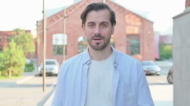 Çevrimiçi Görüntü Arayan Adam Portresi