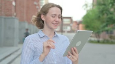 Sokakta Yürürken Kadının Tabletteki Video Çağrısının Portresi 