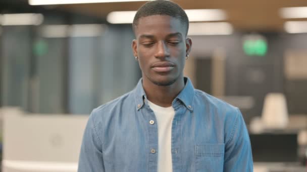 Atractivo joven afroamericano sonriendo en la cámara — Vídeos de Stock