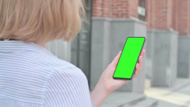 Vrouw met behulp van smartphone met Green Chroma Screen — Stockvideo