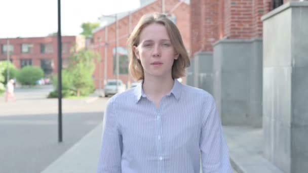 Casual Woman Walking on the Streetooking at Camera — Stock Video