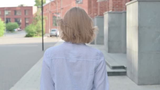 街を歩く女のクローズアップ, Back View — ストック動画